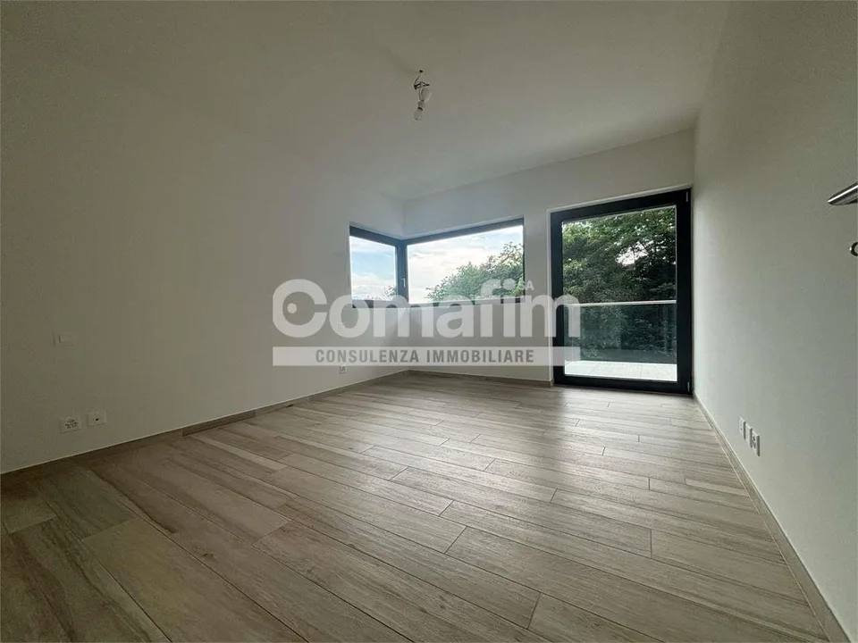 Canobbio - Raffinato 4.5 Locali con Grandi Spazi e Comfort Esclusivi