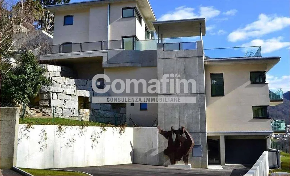Canobbio - Raffinato 4.5 Locali con Grandi Spazi e Comfort Esclusivi