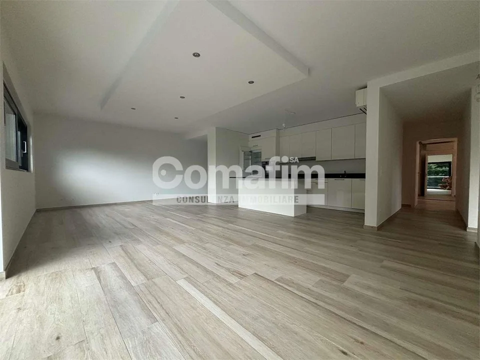 Canobbio - Raffinato 4.5 Locali con Grandi Spazi e Comfort Esclusivi