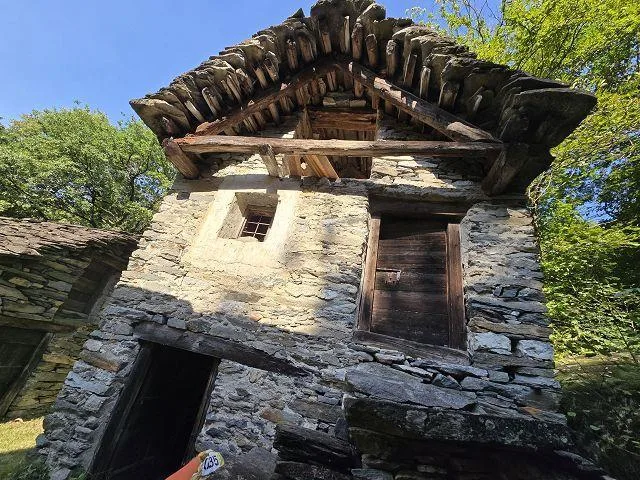 Drei Rustici zum Ausbauen mit viel Land sehr ruhige, sonnige Lage /... – Foto 25 von 29