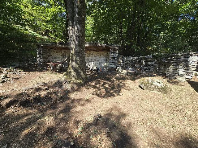 Drei Rustici zum Ausbauen mit viel Land sehr ruhige, sonnige Lage /... – Foto 10 von 29