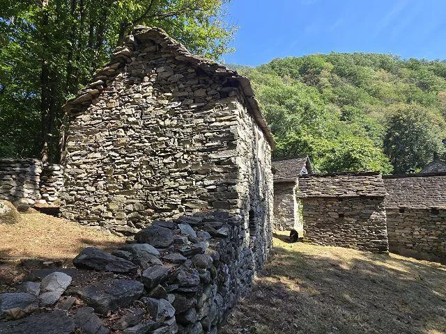 Drei Rustici zum Ausbauen mit viel Land sehr ruhige, sonnige Lage /... – Foto 18 von 29