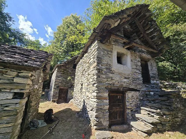 Drei Rustici zum Ausbauen mit viel Land sehr ruhige, sonnige Lage /... – Foto 15 von 29