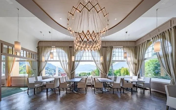 MAJESTÄTISCH ÜBER DEM THUNERSEE - PARKHOTEL OBERHOFEN