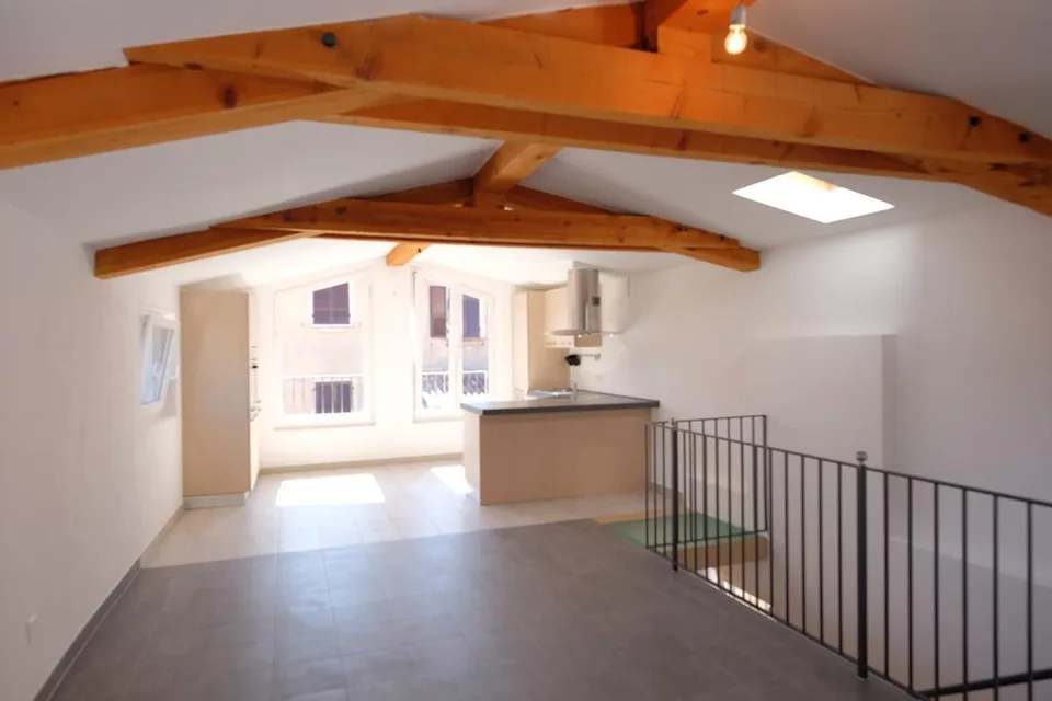 Luminoso duplex di 3.5 locali nel cuore storico di Caslano