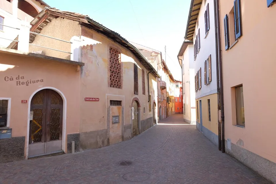 Luminoso duplex di 3.5 locali nel cuore storico di Caslano