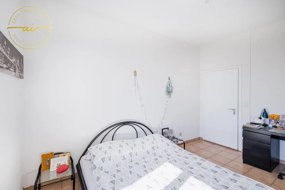 AMPIA CASA DI 6.5 LOCALI IN ZONA RESIDENZIALE A MORBIO INF.