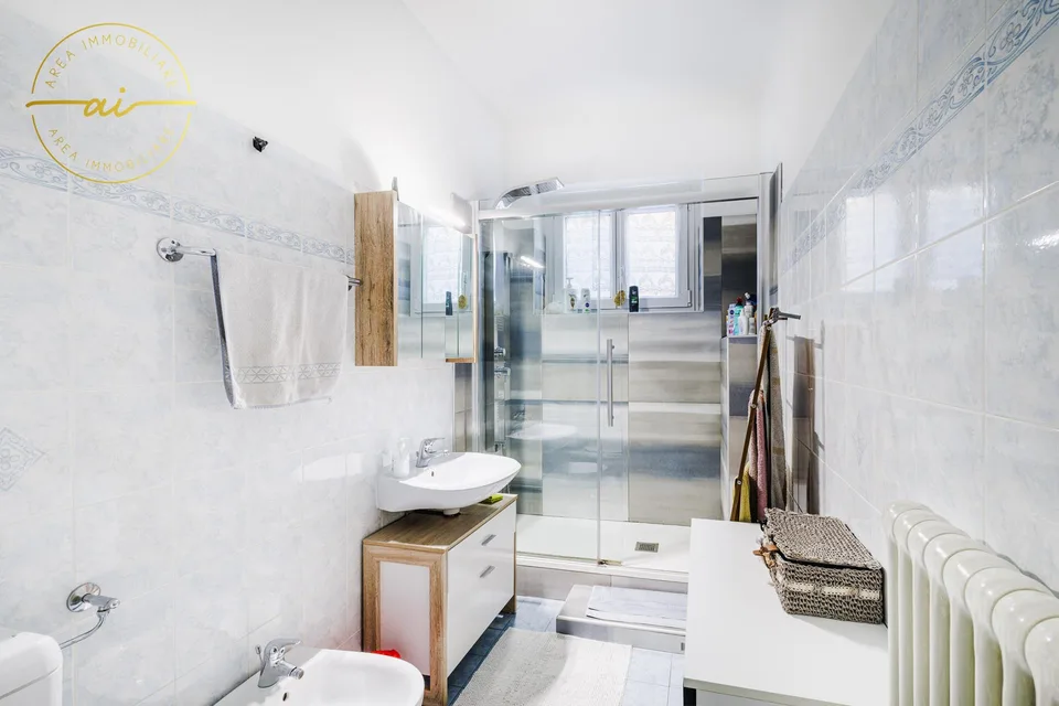 AMPIA CASA DI 6.5 LOCALI IN ZONA RESIDENZIALE A MORBIO INF. – Foto 7 von 13