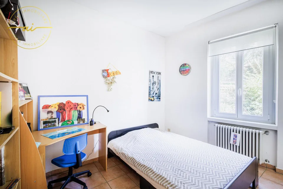 AMPIA CASA DI 6.5 LOCALI IN ZONA RESIDENZIALE A MORBIO INF.