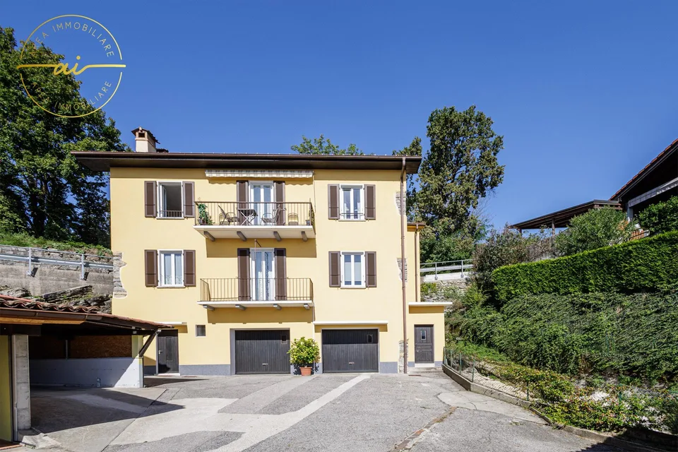AMPIA CASA DI 6.5 LOCALI IN ZONA RESIDENZIALE A MORBIO INF.