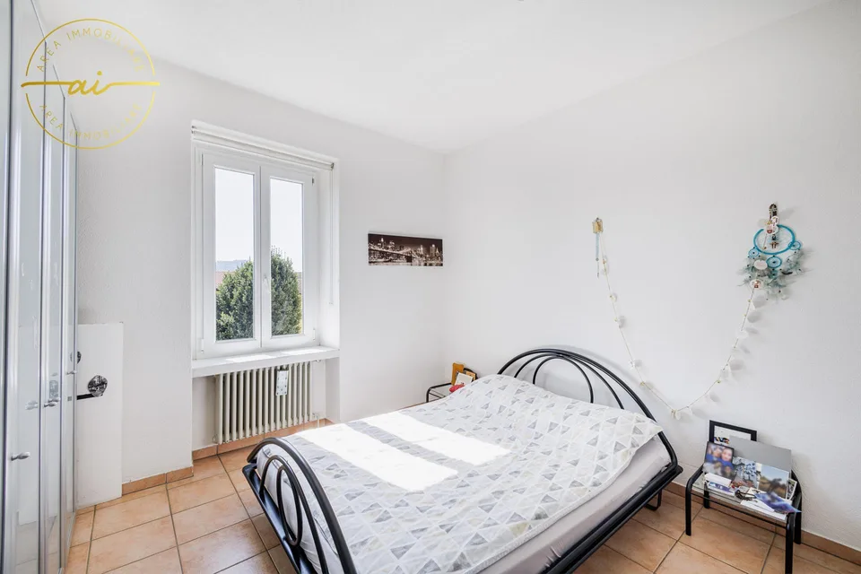 AMPIA CASA DI 6.5 LOCALI IN ZONA RESIDENZIALE A MORBIO INF.