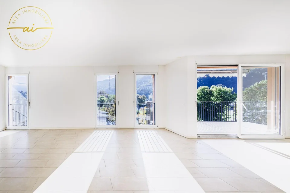 LUMINOSO ATTICO DI 5 LOCALI CON GRANDE TERRAZZA A CHIASSO