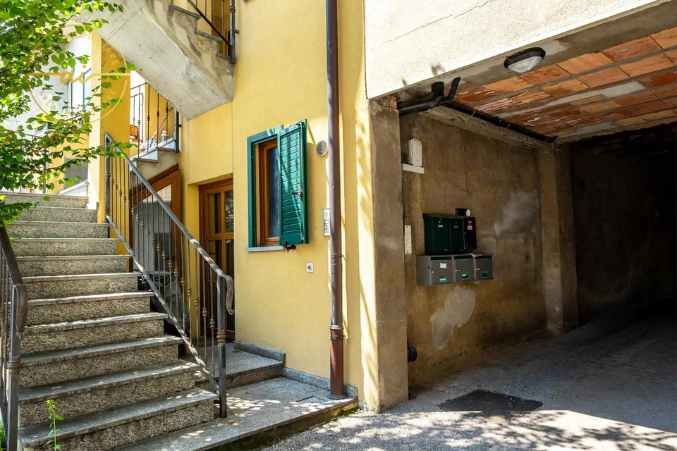 CASA PLURIFAMILIARE CON 3 APPARTAMENTI IN VENDITA