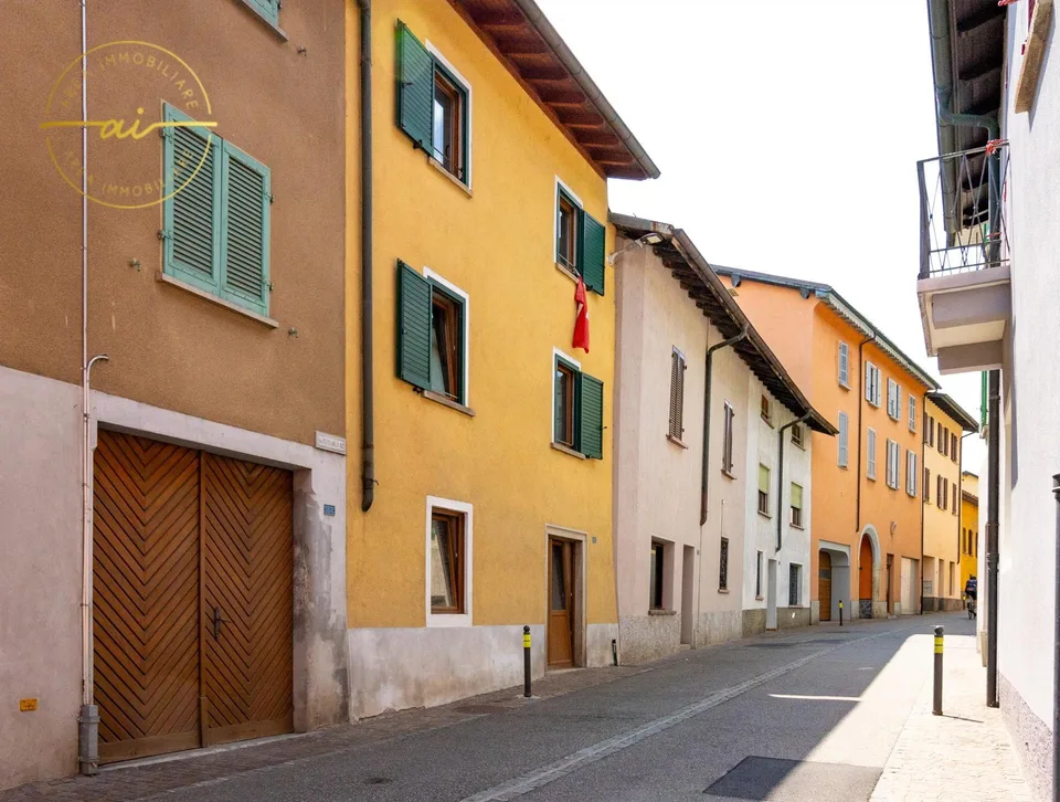 CASA PLURIFAMILIARE CON 3 APPARTAMENTI IN VENDITA