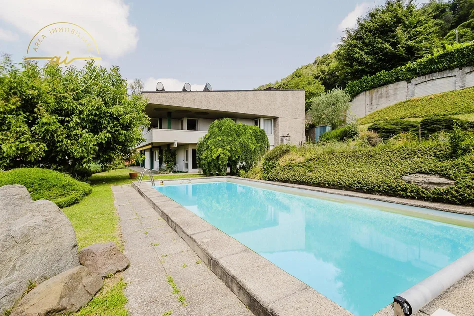 PRESTIGIOSA VILLA BIFAMILIARE CON PISCINA E AMPI SPAZI