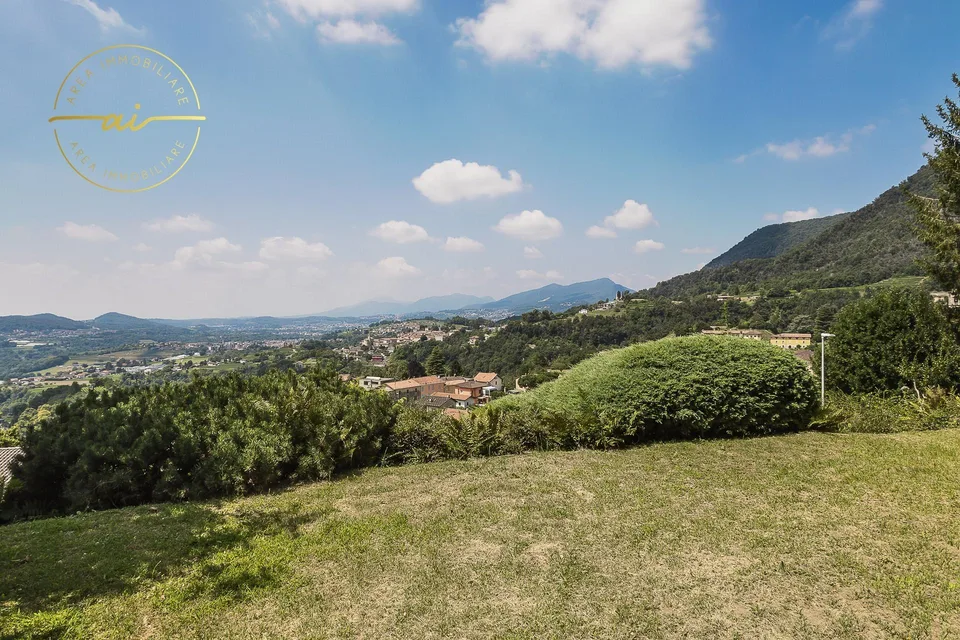 PRESTIGIOSA VILLA BIFAMILIARE CON PISCINA E AMPI SPAZI
