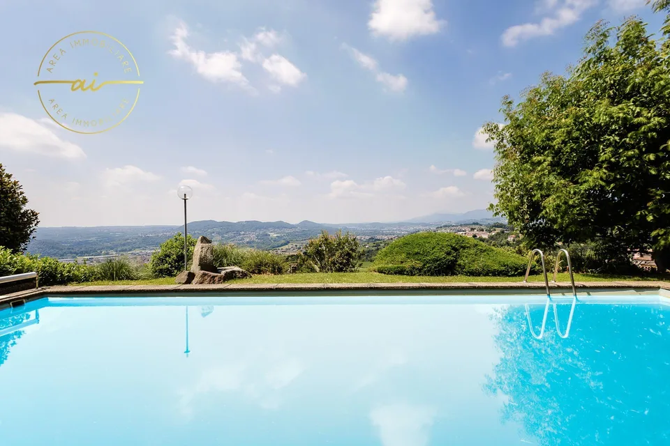 PRESTIGIOSA VILLA BIFAMILIARE CON PISCINA E AMPI SPAZI