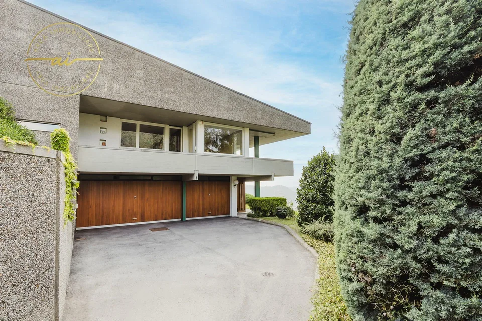 PRESTIGIOSA VILLA BIFAMILIARE CON PISCINA E AMPI SPAZI