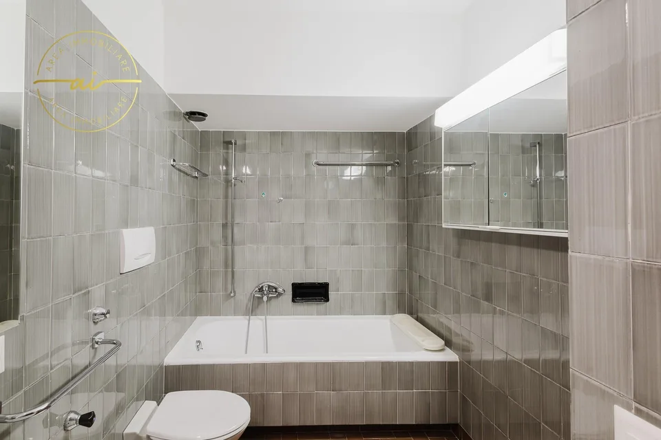 PRESTIGIOSA VILLA BIFAMILIARE CON PISCINA E AMPI SPAZI