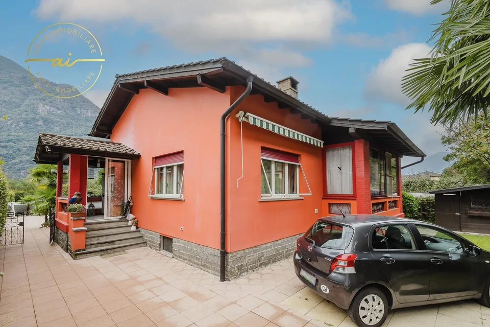 CASA UNIFAMILIARE CON GIARDINO E PISCINA