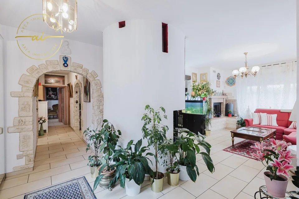 CASA UNIFAMILIARE CON GIARDINO E PISCINA