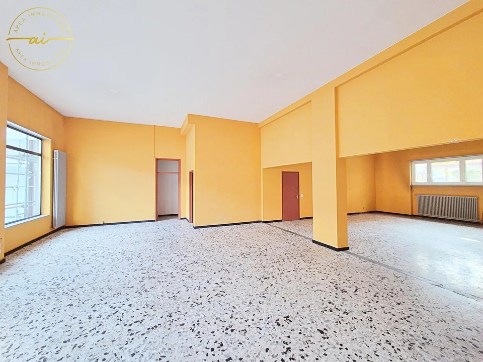 SPAZIO COMMERCIALE CON VETRINA IN ZONA CENTRALE