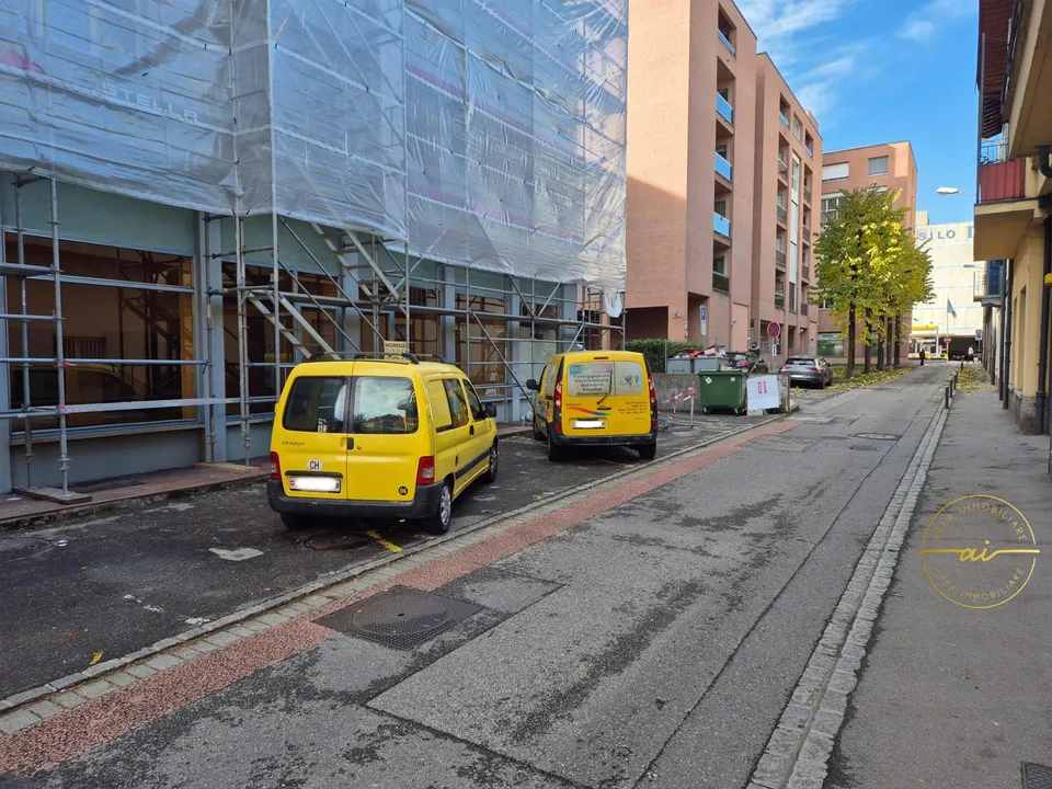 SPAZIO COMMERCIALE CON VETRINA IN ZONA CENTRALE
