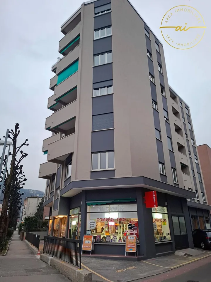 LOCALE COMMERCIALE CON VETRINA A CHIASSO