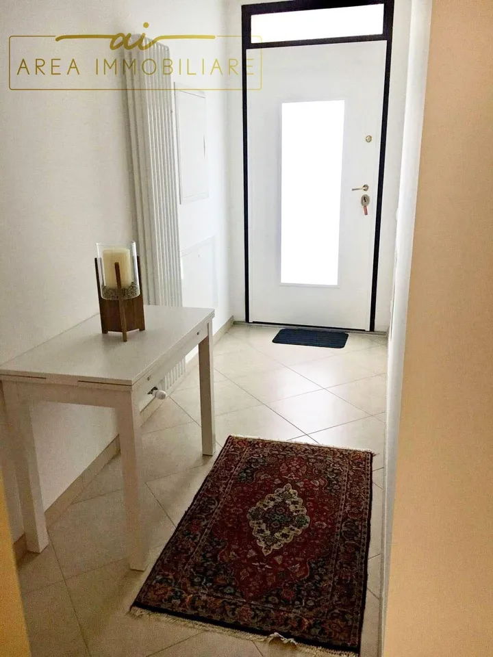 AMPIO E MODERNO 2.5 LOCALI CON CORTILE PRIVATO