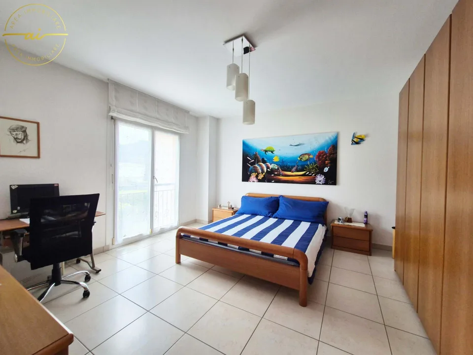 LUMINOSA CASA DI TESTA DI 5.5 LOCALI NEL VERDE – foto 10 di 13