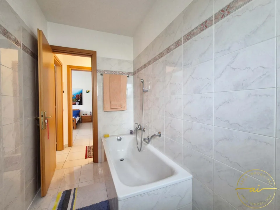 LUMINOSA CASA DI TESTA DI 5.5 LOCALI NEL VERDE – foto 13 di 13