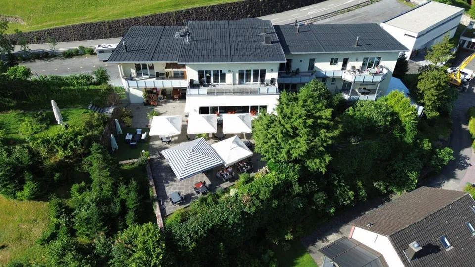 Hotel & Restaurant mit Einliegerwohnungen, Rebberg und Bauland in P...