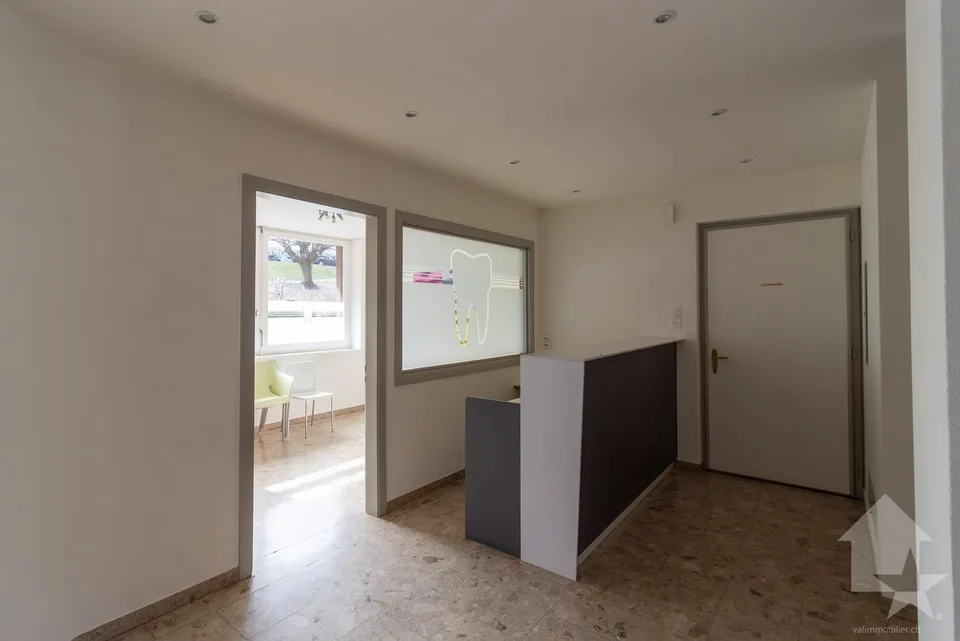 Cabinet 4.5 pièces lumineux de 115 m2 à transformer en appartement