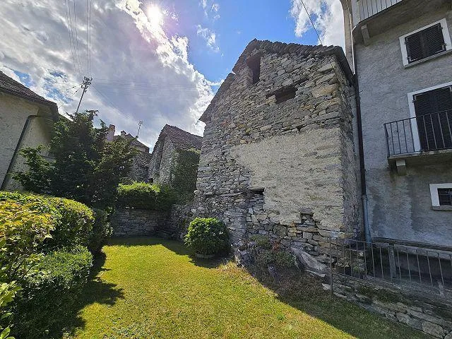 Rustico zum Ausbauen im Dorfkern mit kleinem Garten / Grande stalla...