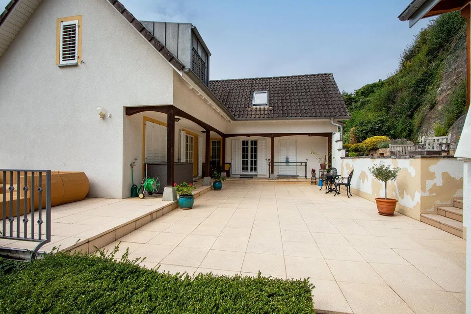 Exklusive Villa mit See- und Alpensicht sowie Pooloase