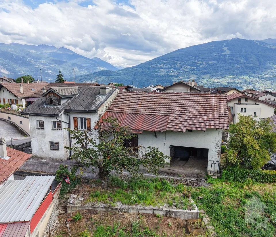 Maison villageoise avec grange attenante et garages