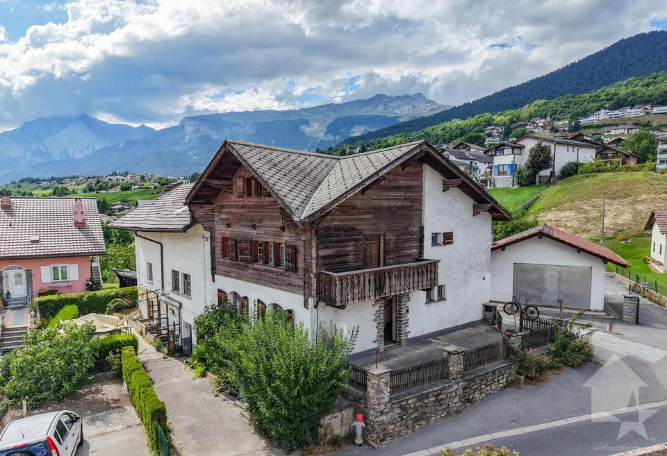 Maison villageoise avec grange attenante et garages