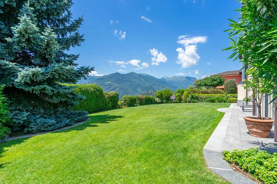 Villa indipendente con ampio giardino pianeggiante