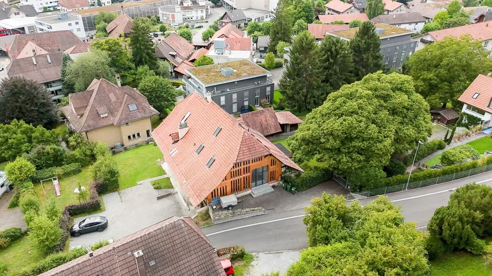 Bauernhaus mit modernem (Gewerbe-)Anbau
