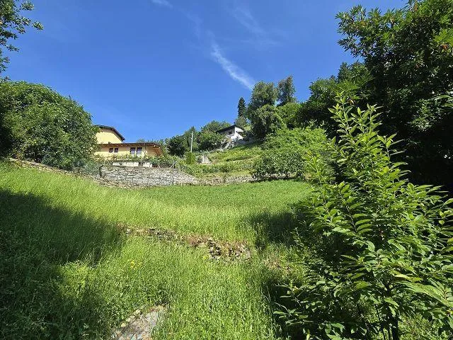 Terreno edificabile R2 di 1377 m2 molto soleggiata, tranquilla, bel...