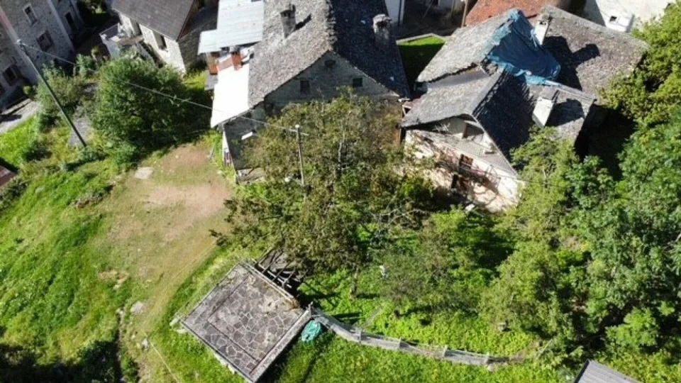 ZU VERKAUFEN IN CERENTINO - ANTIKES TESSINER HAUS MIT TYPISCHEM WAL...