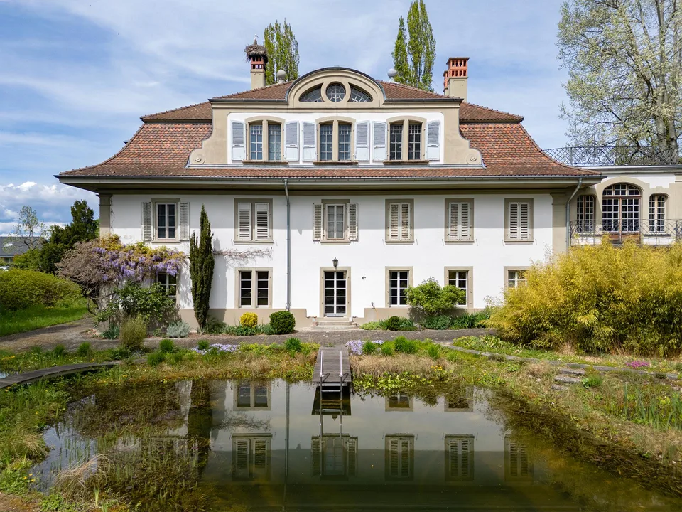 Enchanting, dreamy, and prestigious – spacious living within historic