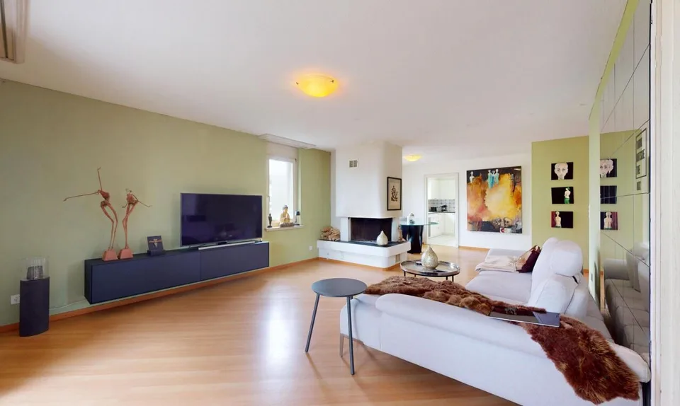 Wohngenuss mit Stil - 4.5-Zimmerwohnung mit Kamin, Terrasse & Loggia