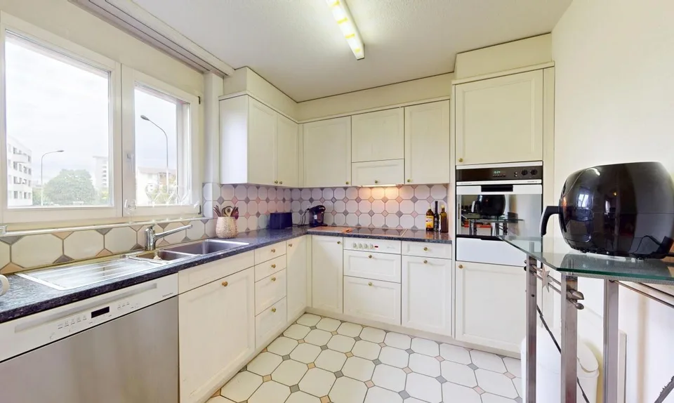Wohngenuss mit Stil - 4.5-Zimmerwohnung mit Kamin, Terrasse & Loggia
