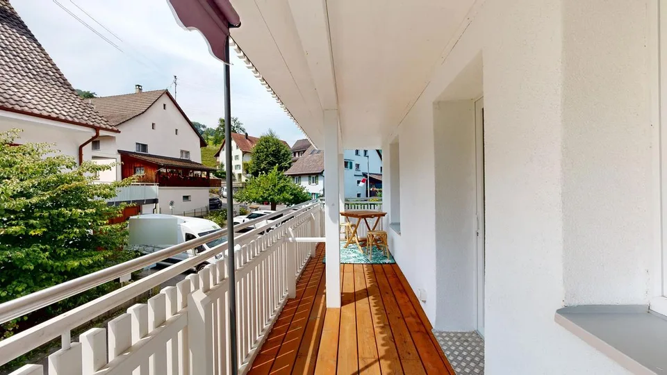 Moderne 3.5-Zimmer-Wohnung mit Balkon und Aussenparkplatz