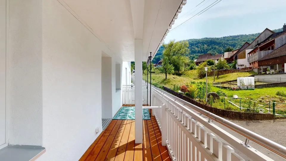 Moderne 3.5-Zimmer-Wohnung mit Balkon und Aussenparkplatz
