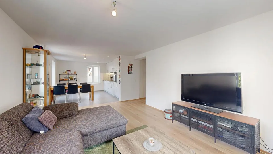 Moderne 3.5-Zimmer-Wohnung mit Balkon und Aussenparkplatz