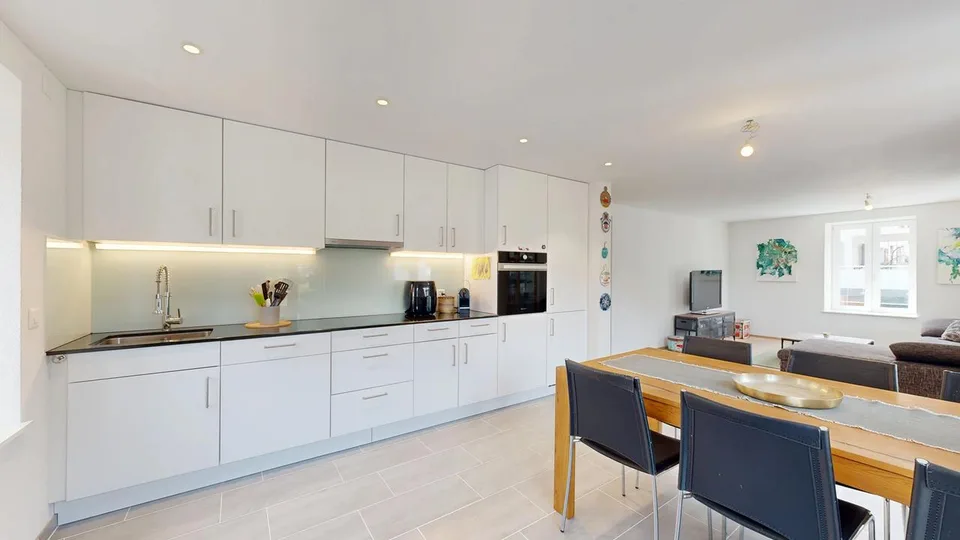 Moderne 3.5-Zimmer-Wohnung mit Balkon und Aussenparkplatz