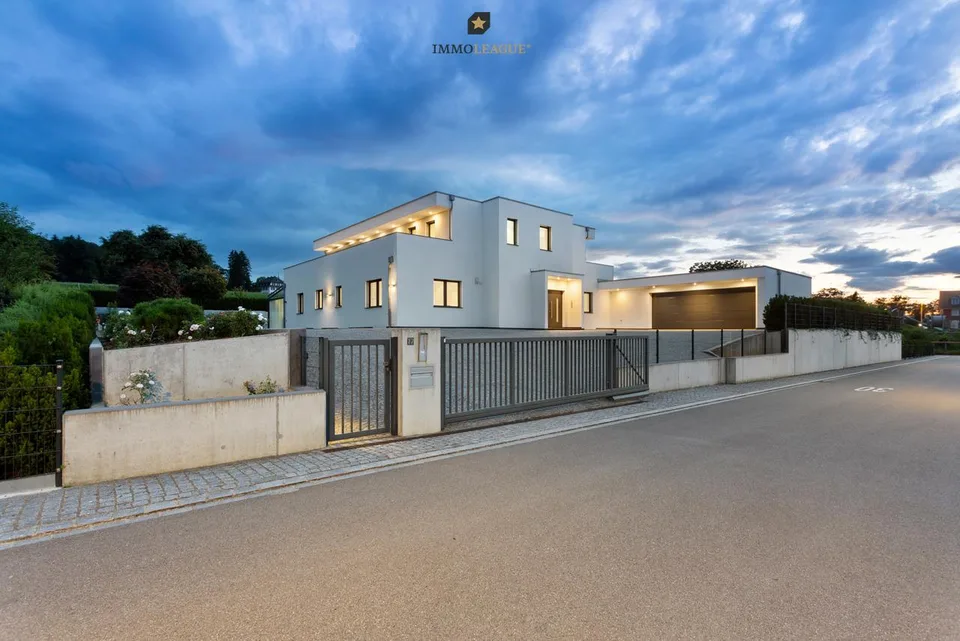 Harmonie in Design und Eleganz - moderne Luxusvilla der Extraklasse.