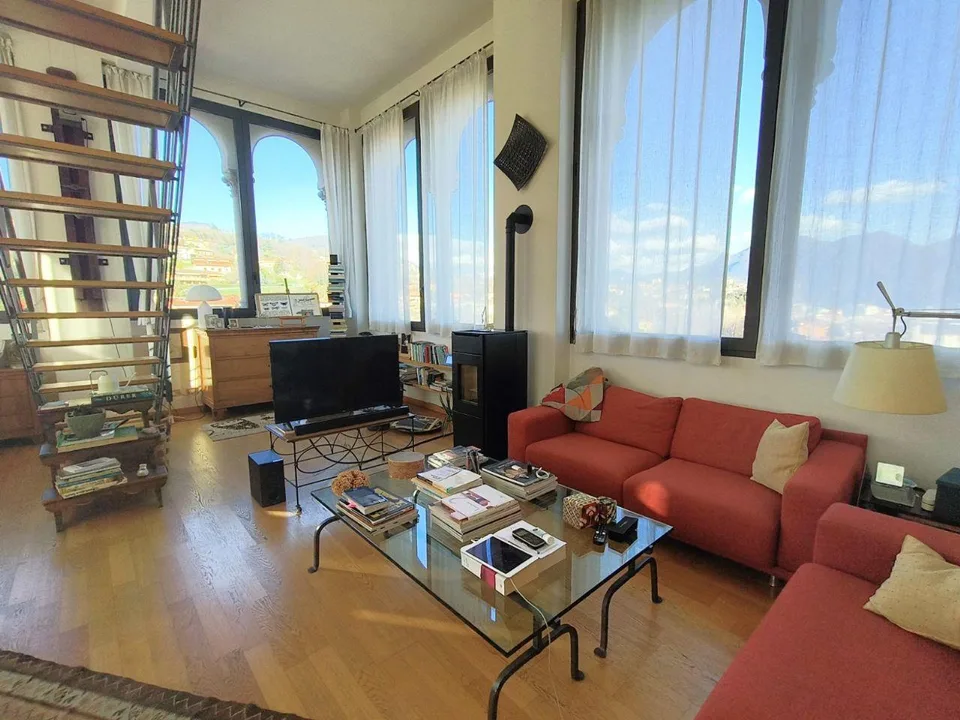 Elegante Dachgeschosswohnung in historischem Palazzo mit hochwertig... – Foto 10 von 17